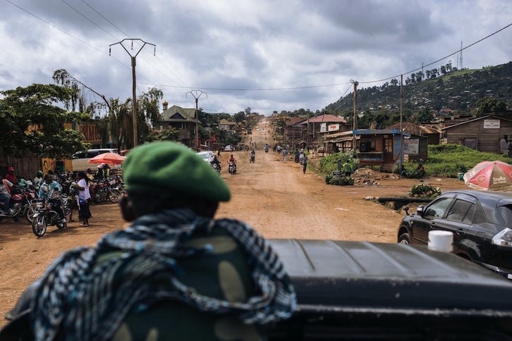  Soldados congoleños de patrulla en la localidad de Beni, fronteriza con Uganda. (Alexis HUGUET / AFP) 