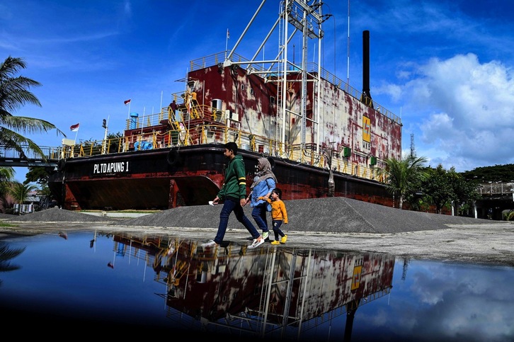 Tsunamiak lurreratu zuen Apung 1 itsasontzi ondatua tragediaren museo bilakatu da. (Chaideer  MAHYUDDIN / AFP) 