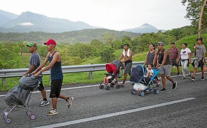 La mayoría de los integrantes que forman la caravana son menores. (Orsetta BELLANI)