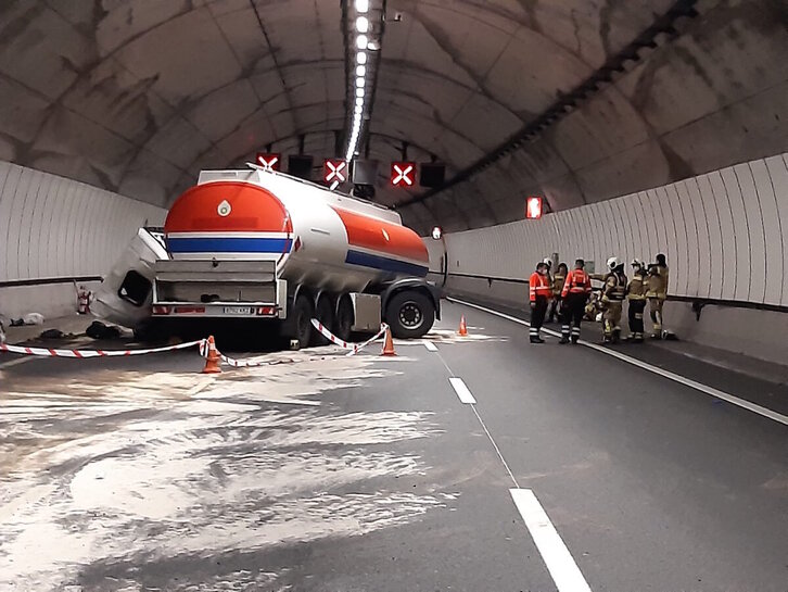 El impacto entre el camión y la furgoneta se ha registrado en el interior de un túnel. (@112_SOSDeiak)