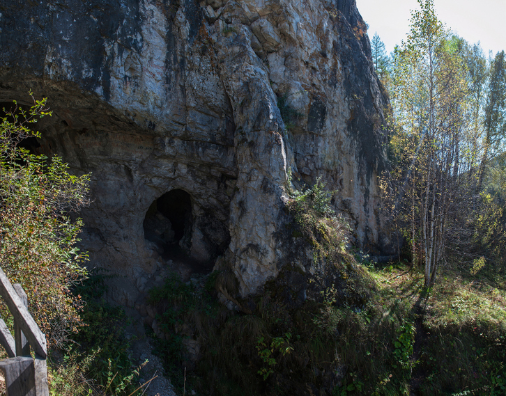 La entrada de la cueva de Denisova, donde recuperaron parte de los sedimentos del estudio.