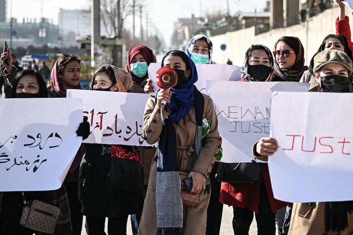 Movilización de mujeres en Kabul con carteles que denuncian ejecuciones extrajudiciales.