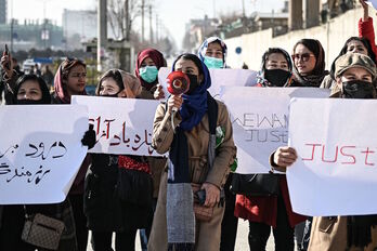 Movilización de mujeres en Kabul con carteles que denuncian ejecuciones extrajudiciales.