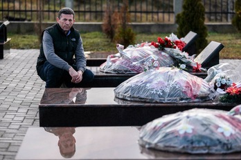 Vesel Rukolli visita la tumba de su padre y de otros familiares muertos durante la guerra, en el cementerio de Rezalle.