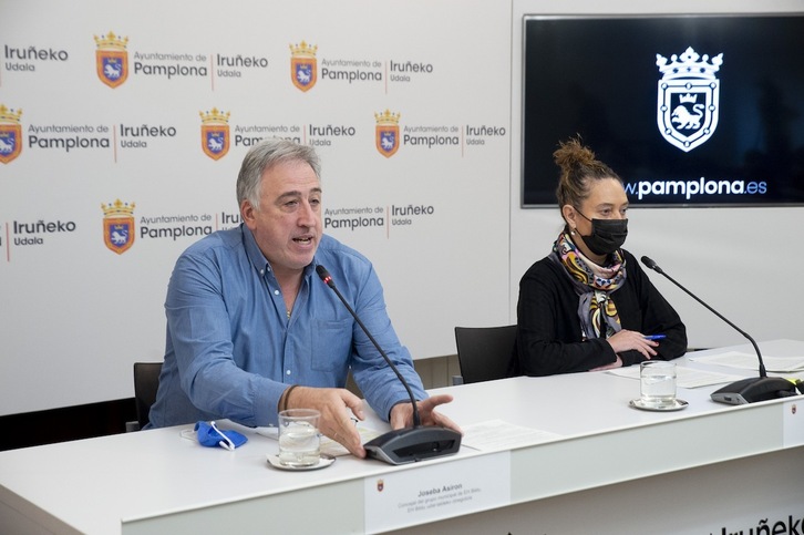Joseba Asiron y Marian Aldaia, en su comparecencia sobre los Presupuestos de Iruñea.