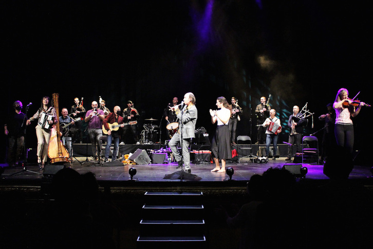 Carlos Nuñez llenó el lunes en Gasteiz en su actuación dentro de Aitzina Folk.