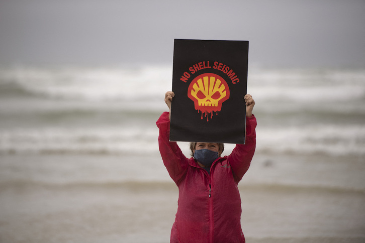 Una mujer protesta en Muizenberg contra las prospecciones de Shell.