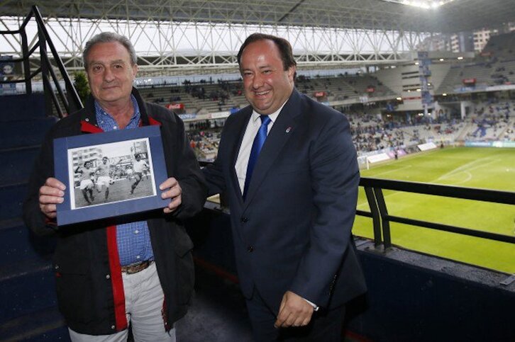 Clemente Iriarte, a la izquierda, en un homenaje del Real Oviedo hace cinco año.