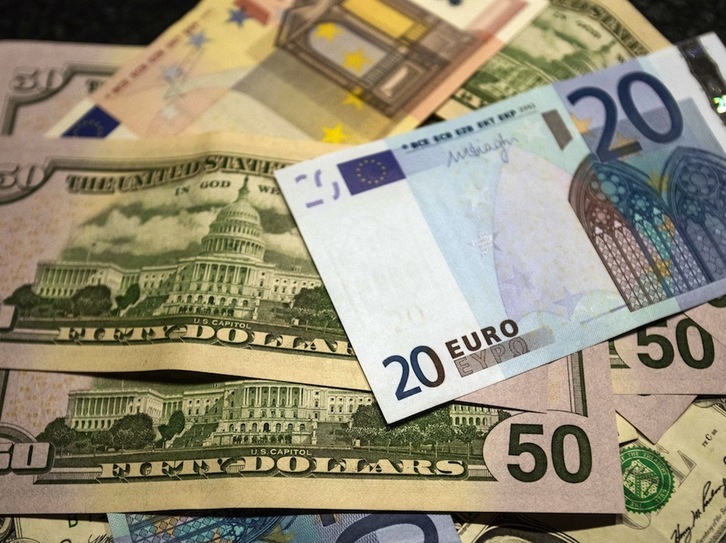 La cotización del euro frente al dólar ha caído hasta el nivel de paridad entre las dos monedas.