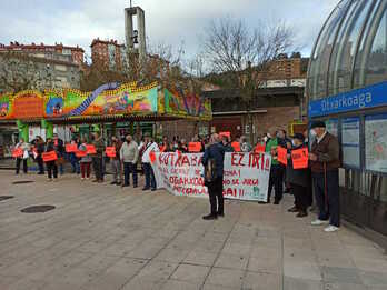 Concentración en Otxarkoaga contra el cierre de la última oficina bancaria.