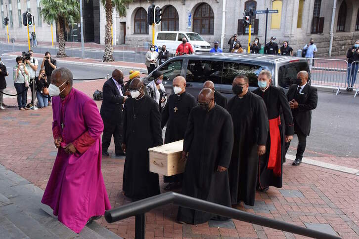 El momento de la llegada del féretro a la catedral de Ciudad del Cabo. 