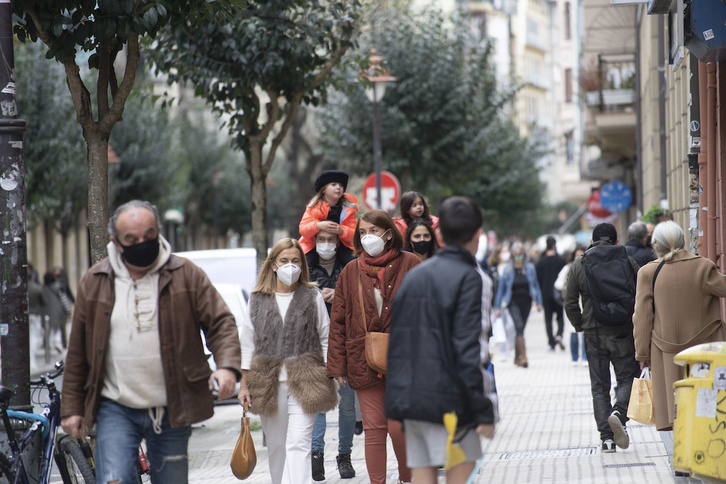 Personas con mascarilla por las calles de Donostia. 