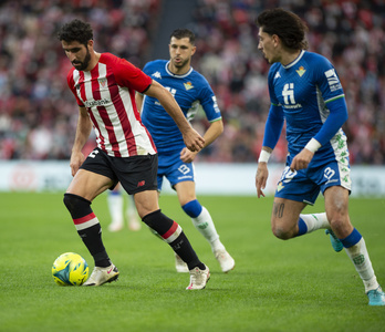 Raúl Garcia protege el balón en el partido frente al Betis.