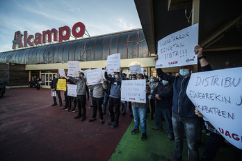 Movilización de EHNE, ENBA, UAGA y UGN frente a una sede de Alcampo