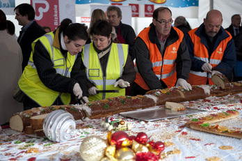 Foto de archivo de un reparto del Roscón Solidario de Bilbo.