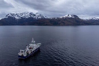 ‘Cabo de Hornos’ itsasontzia lagin zientifikoak batzeko espedizioan Magallaneseko (Txile) uretan.