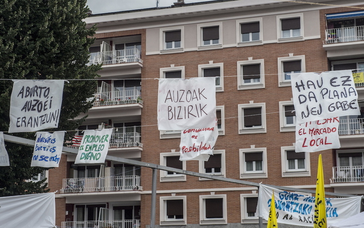 Carteles contra la actitud del ayuntamiento ante Bilbo Zaharra, San Francisco y Zabala. (