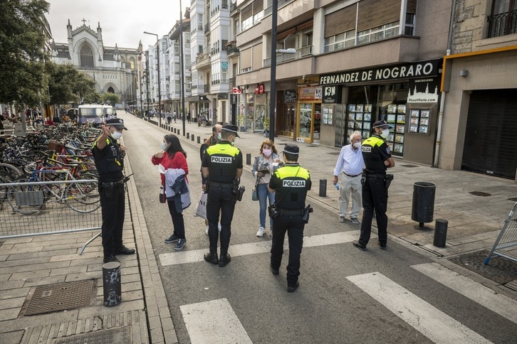 Un control de la Policía Local de Gasteiz durante las ‘no fiestas’ de la Blanca de este año.