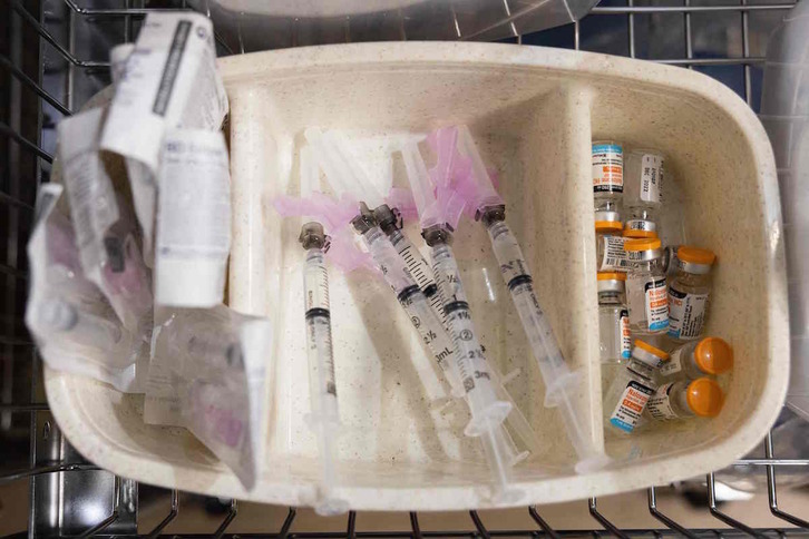 Jeringas y viales de un centro de administración de medicamentos supervisada para evitar sobredosis en Nueva York.