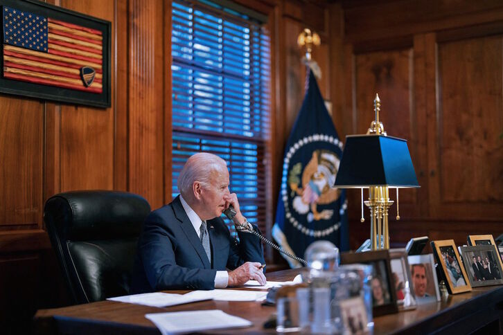 El presidente de EEUU, Joe Biden, mientras conversa con Vladimir Putin. (AFP)