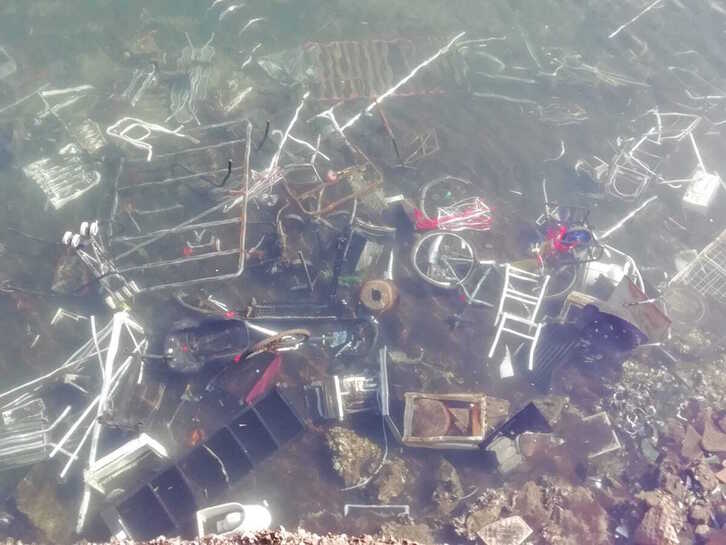 Numerosos desechos de gran tamaño en el lecho del río Urumea a su paso por Donostia.