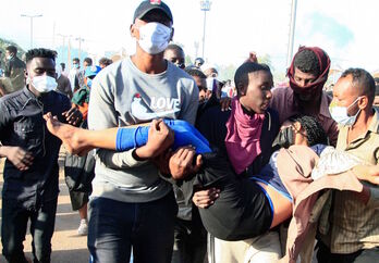 Manifestantes llevan a una mujer herida en las protestas de este domingo.