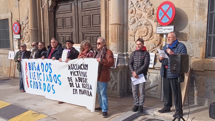 Concentración de denuncia ante el Arzobispado en Iruñea.