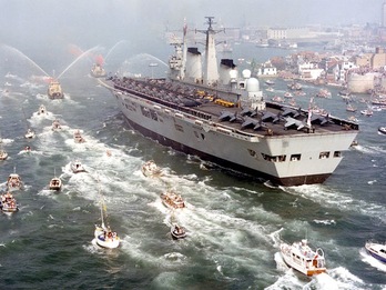 El HMS Invincible, en la imagen regresando de la guerra de las Malvinas, llegó a portar 12 armas nucleares en ese conflicto.