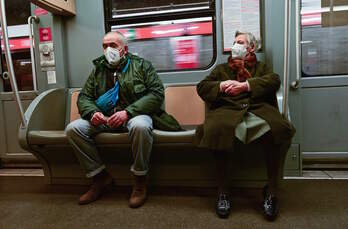 Dos personas en el metro de Milan.