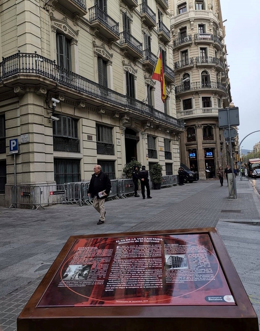 Imagen de la comisaría de Via Laietana, con un panel informativo colocado recientemente ante su fachada.