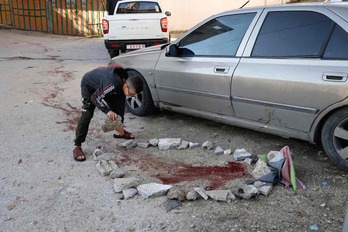 Un niño palestino coloca piedras en el lugar el que el Ejército israelí ha matado a Bakir Hashasah en Balata al-Balad, cerca de Nablús.