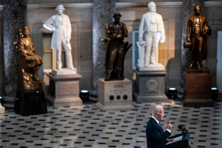 Joe biden habla en el Capitolio de los Estados Unidos para durante el aniversario del asalto.