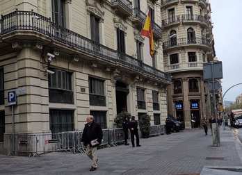 Imagen de la comisaría de Via Laietana, con un panel informativo colocado recientemente ante su fachada.