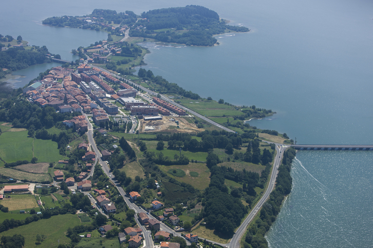 Imagen de Legutio, junto al embalse de Urrunaga. 