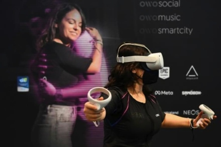 Una chaqueta equipada con sensores que permiten a los usuarios sentir abrazos o golpes en la realidad virtual ha sido expuesta por Owo en el Consumer Electronics Show de Las Vegas.