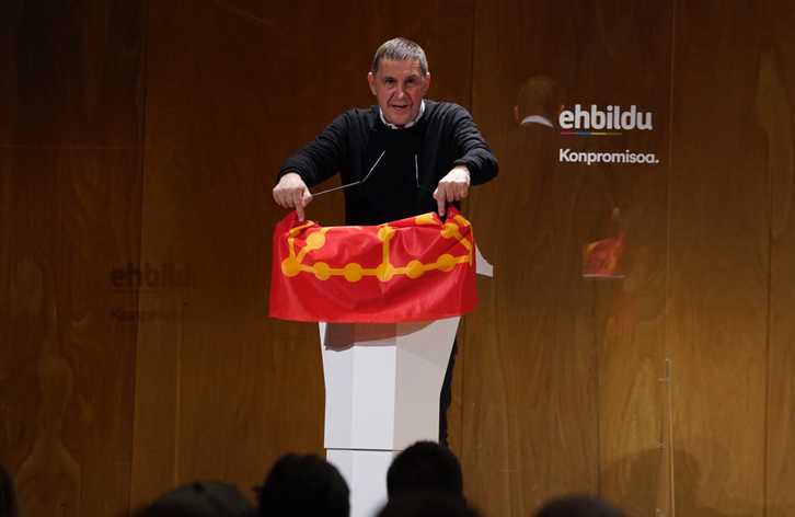 Arnaldo Otegik Nafarroako bandera paratu du atrilean Amaiurko borrokaren 500. urteurrena oroitzeko. 