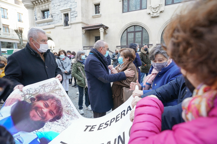 Ramiro González saluda a Ana Herrero, madre de Borja Lázaro.