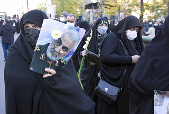 Una mujer sostiene una fotografía de Suleimani en Teherán. 