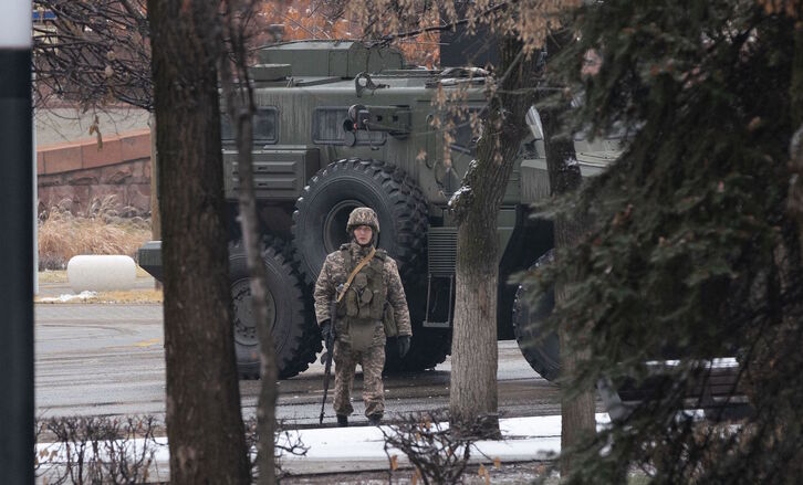 Un soldado patrulla las calles de Almaty.