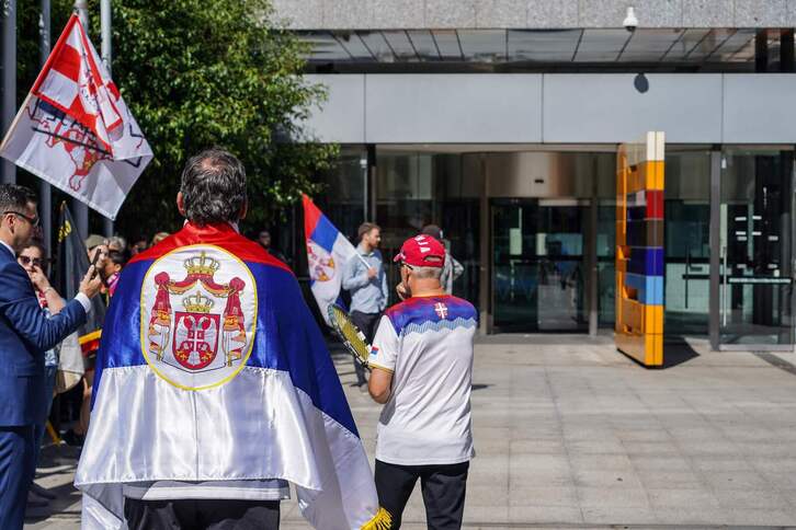 Aficionados serbios, frente al hotel donde ha estado retenido Djokovic. 