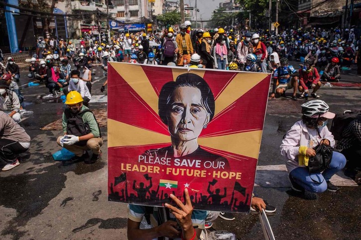 Fotografía de la dirigente birmana durante las protestas contra el golpe militar de febrero.