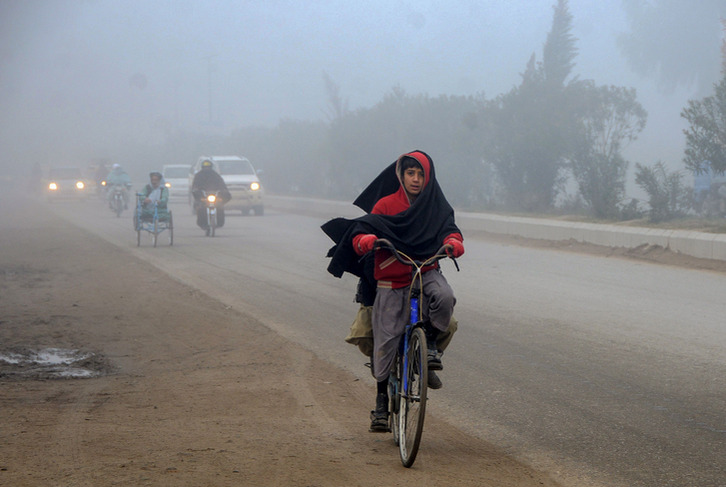 Un niño afgano en bicicleta en la ciudad de Kandahar.