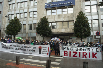 Concentración anterior frente al ambulatorio de Deustu contra el cierre del PAC.