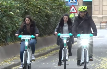 Usuarios de las bicis eléctricas en un bidegorri de Iruñea.