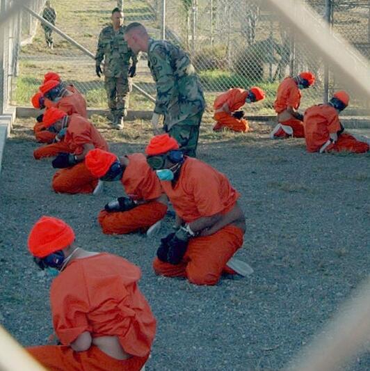 Guantanamoko presoak, duela bi hamarkada ateratako irudian.