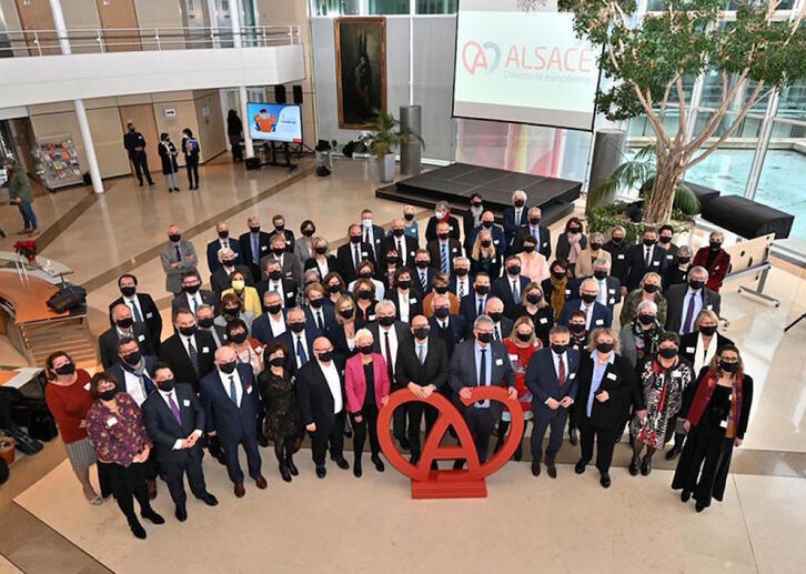 Foto de familia del primer consejo, por ley paritario, de la Colectividad Europea de Alsacia.