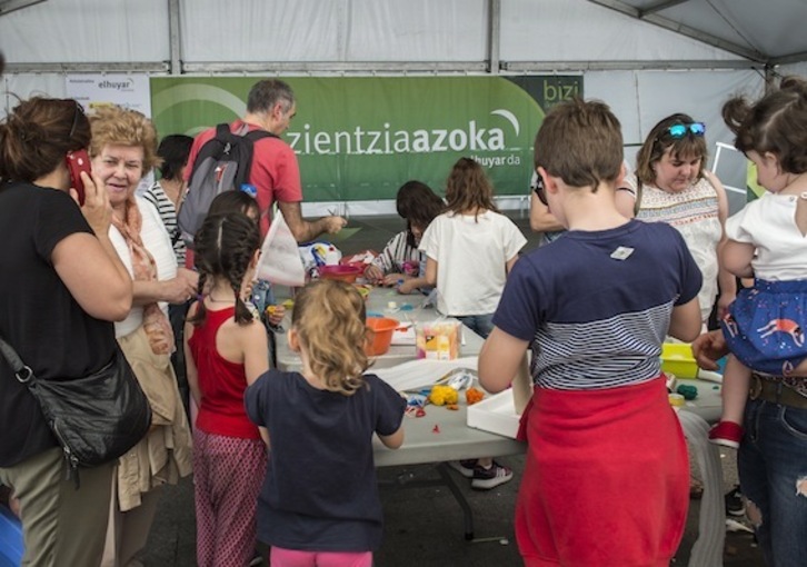 Bilbon udaberri aldean ospatzen den Elhuyar Zientzia Azoka, artxiboko irudian. 