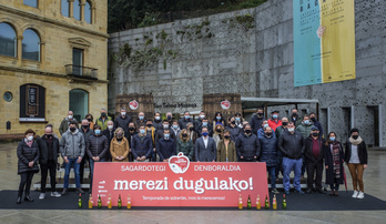 Los productores de sidra han posado en el exterior del museo de San Telmo de Donostia.