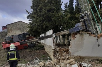 Máquina elevadora con la que han sufrido un accidente laboral dos trabajadores en El Busto.