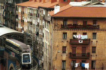 Una unidad de Euskotren circulando sobre el viaducto que atraviesa el casco urbano de Pasai Antxo.